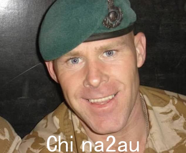 Luca-Beau 的父亲,CSgt Jamie Pallister,(如图)在她出生前自杀身亡