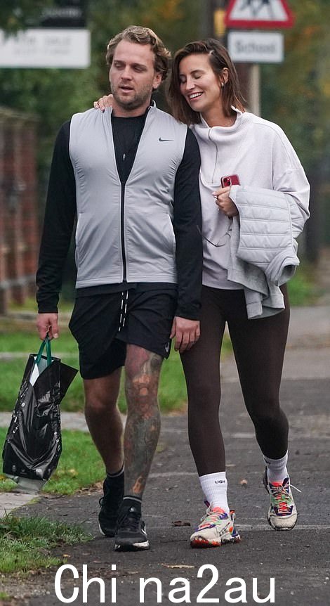 兴高采烈:Ferne McCann 在周日与未婚夫 Lorri Haines 一起散步时露出了灿烂的笑容……在她的真人秀拍摄停止后,她声称她对酸攻击 vi 发表了“令人作呕的评论”语音笔记丑闻期间的 ctims
