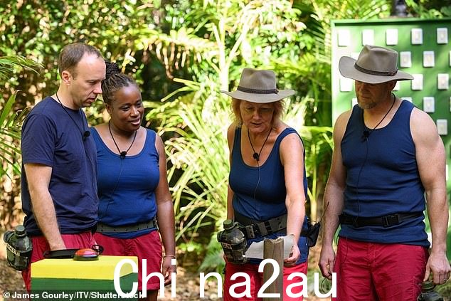 比赛开始:当两位参赛者在挑战区正面交锋时,Matt 和 Charlene 以及 Mike 和他的副手 Sue 到达时发现了一堵灯墙
