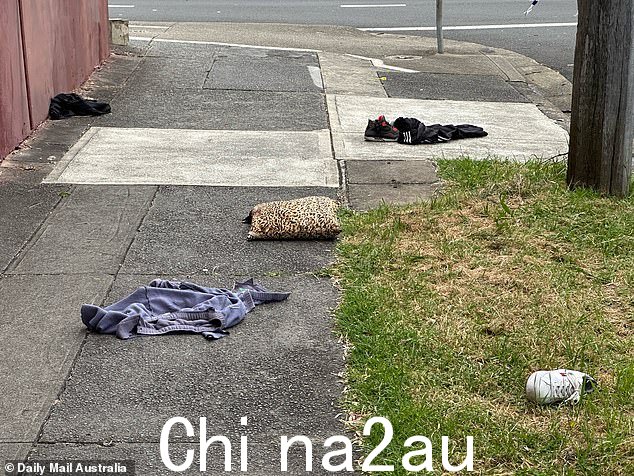 恐怖车祸后,废弃的衣服和鞋子散落在人行道上