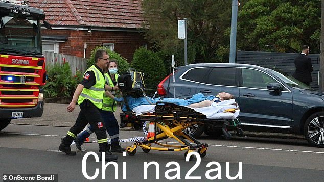 Holden Commodore 据称达到了 150 公里/小时的速度,因为它领先周日下午,警方在悉尼下北岸进行疯狂追逐