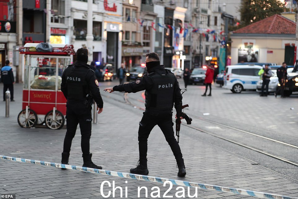 武警正在守卫爆炸现场,造成数十人受伤