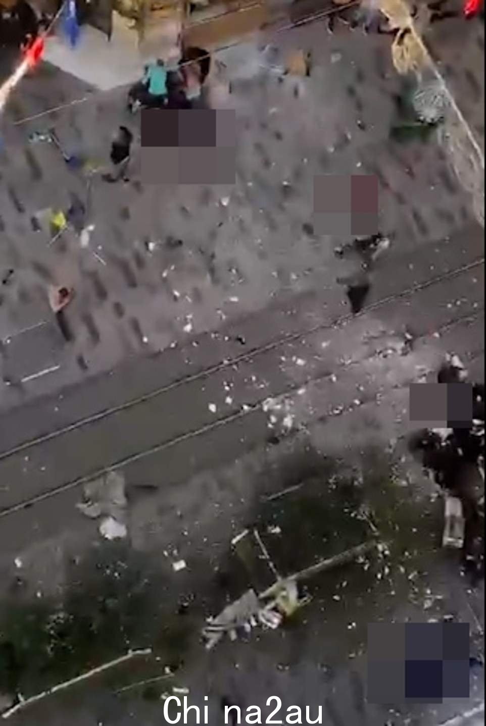 废话t 杀死了 6 人,并让数十人接受了治疗,因为现场的镜头显示几具尸体散落在地上(如图)