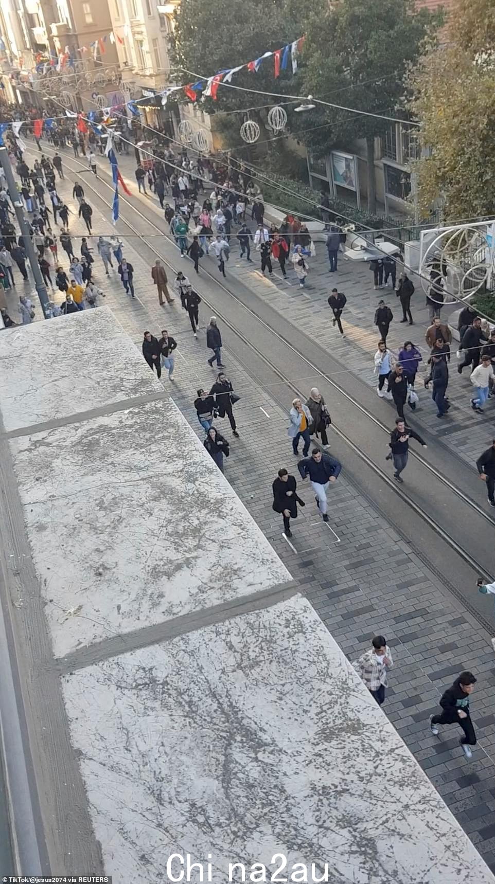 2022 年 11 月 13 日,土耳其伊斯坦布尔繁忙的 Istiklal 步行街发生爆炸后人们奔跑,这张静止图像来自社交媒体视频