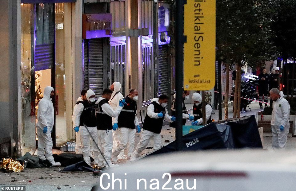 一组取证人员在现场收集证据