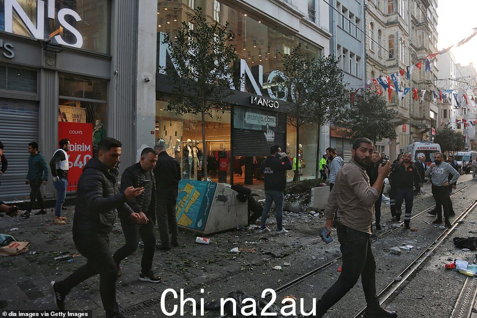 2022 年 11 月 13 日,土耳其伊斯坦布尔一条繁忙的步行街 Istiklal 街发生爆炸后现场的人们。据报道,目前尚不清楚导致至少六人死亡和数十人受伤的爆炸的原因