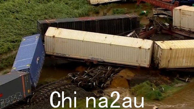 据报道,铁路线遭受了严重的破坏隔夜和最近几周降雨。图片:9 News