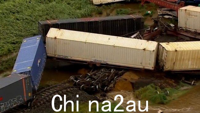 据报道，铁路线遭受了严重的破坏隔夜和最近几周降雨。图片：9 News