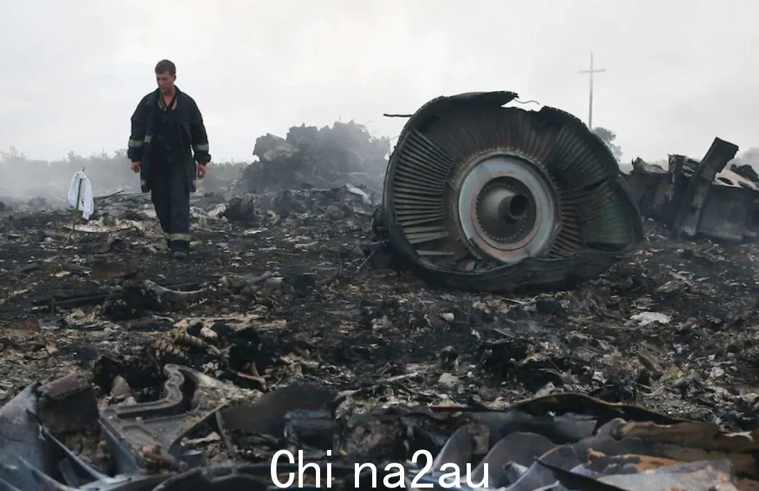 “马航MH17在空中解体，残骸散落一地。场面惨不忍睹。路透社”/
