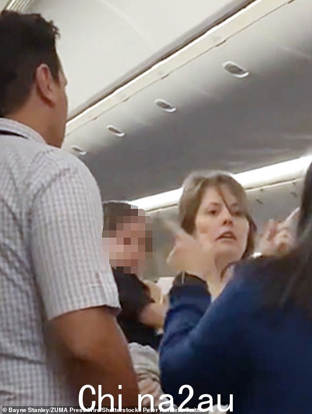联合航空 476 号航班上一名乘客发怒后发生的混乱场面。她后来被芝加哥警方带走,飞机到达登机口时将她带走