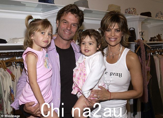 全家福:2003 年 5 月,Harry 和 Lisa 与女儿 Delilah 和 Amelia 合影
