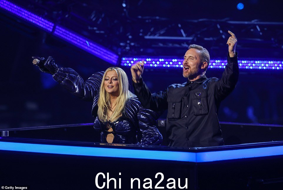 热门:DJ David Guetta 和歌手 Bebe Rexha 在体育场中央的一个巨大的 DJ 台上表演了他们的热门歌曲 I'm Good(蓝色)
