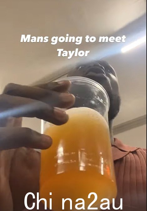 Off he goes: 'Mans tryna' get a selfie with Taylor swift,' 这位音乐家在一段视频中开始说道,他低头看着镜头,背景中传来咯咯的笑声可以听到一个女人说:'我会说一句话'
