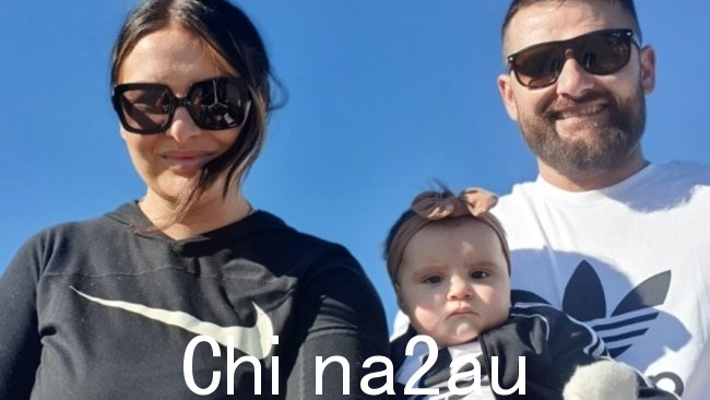 Koch 关于维多利亚州卫生系统的问题发生在 Danny Vasiljevic(右)去世之后,他的妻子(左)不得不将他的孩子放在后座上,因为救护车在他们的 Triple-0 呼叫后未能及时到达。图片:提供