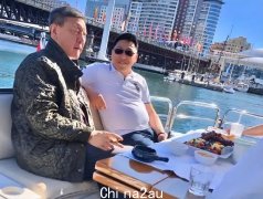 54岁韩磊现身澳洲，在豪华游艇上抽雪茄，与美女合影显年轻（组图）