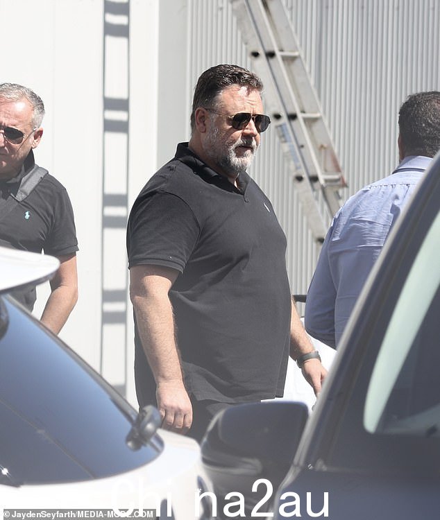 Russell Crowe 和他的女朋友 Britney Theriot 周一在他的新电影 Poker Face 首映前时尚地抵达悉尼