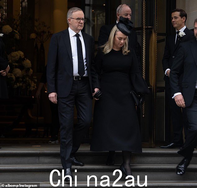 Anthony Albanese 太18名工作人员和官僚随行人员前往伦敦参加女王的葬礼(与女友乔迪·海顿在温莎城堡的葬礼外合影)