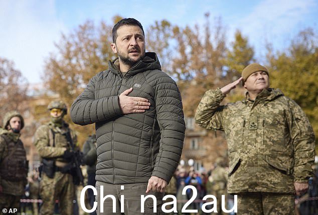 泽伦斯基在周一看到乌克兰国旗在赫尔松市再次升起时变得情绪激动