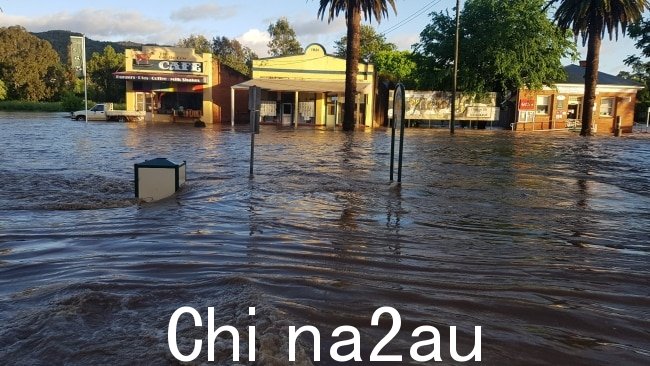 Eugowra 镇被洪水淹没，在过去 24 小时内有 150 名居民被直升机救出。图片：Facebook/Eugowra Newsagency & Supermarket