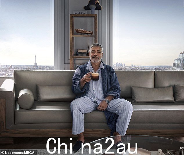 看起来不错!周一,乔治克鲁尼在 Nespresso 的新动作喜剧广告中出现在屏幕上时,他的形象令人舒适