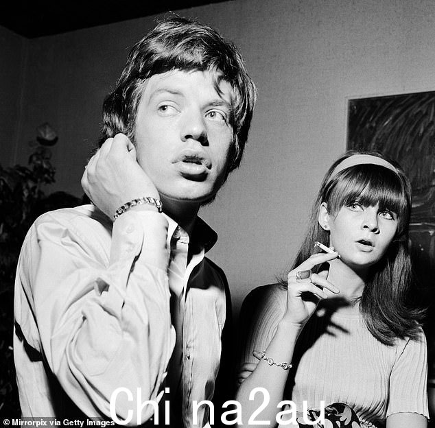 大卫以其引人注目的黑白肖像而闻名。图为他为 Mick Jagger 和 Chrissie Shrimpton 拍摄的照片