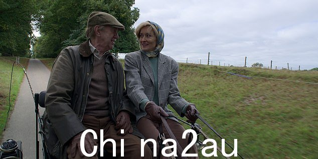 看起来是这样吗?皇冠观众询问了一条情节线——菲利普亲王 (Jonathan Pryce) 与 Penny Knatchbull (Natascha McElhone) 建立了可疑的友谊