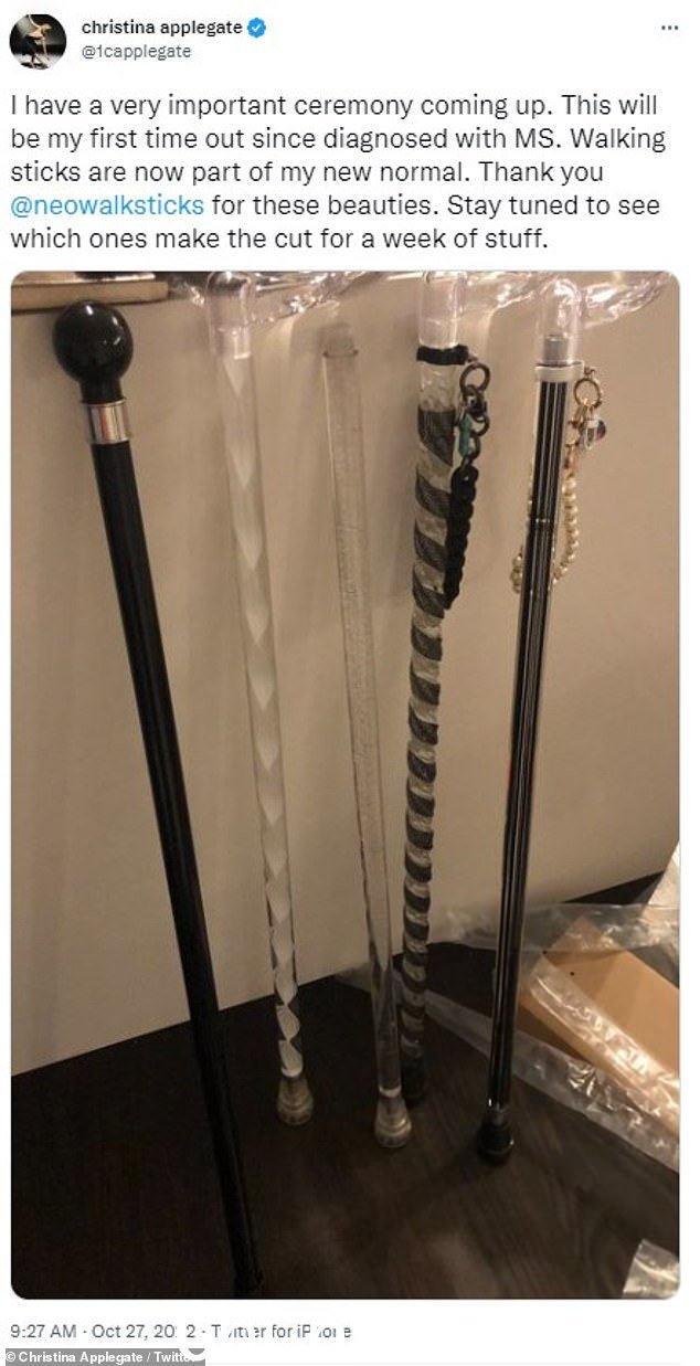 新常态:Applegate 于 10 月在 Twitter 上发布了一张她的手杖照片,并表示需要帮助走路是她的“新常态”,因为她期待着明星仪式