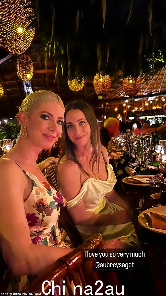 '我非常爱你 @aubreysaget': Bob 的遗孀 Kelly Rizzo 出席了活动,她与美丽的新娘分享了这张甜蜜的照片