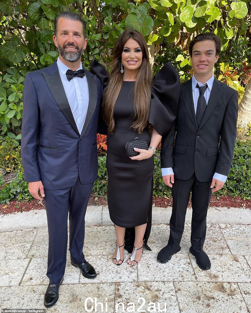  Don Jr. 和他的未婚夫、53 岁的 Kimberly Guilfoyle 和她的儿子 Ronan Villency 一起参加了他最小妹妹的婚礼