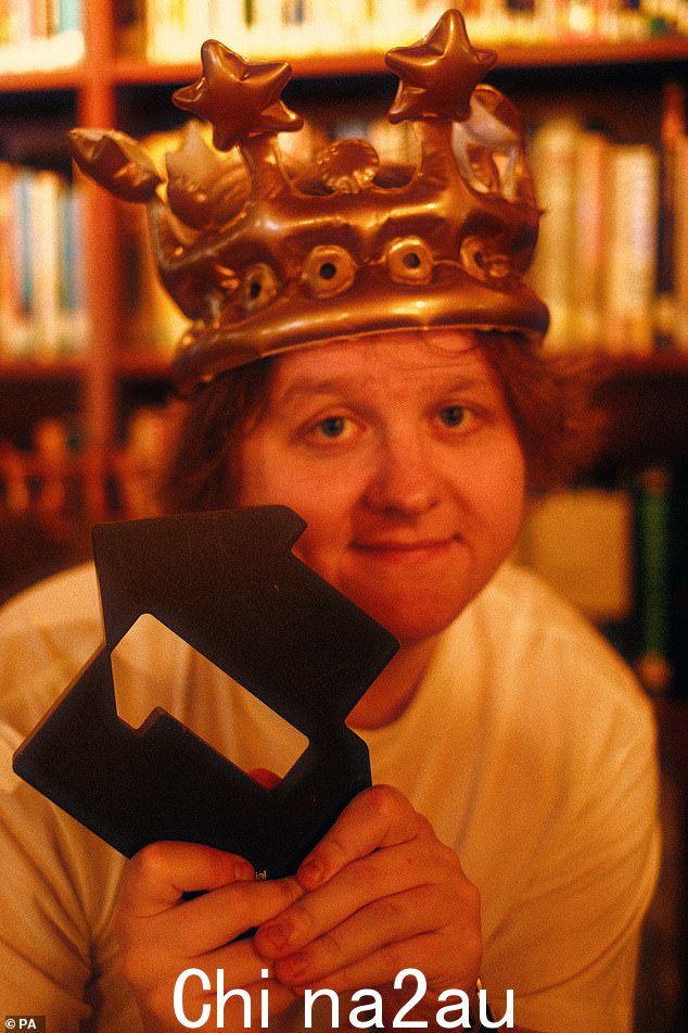 搞笑:Lewis Capaldi 拿 Ed Sheeran 开玩笑,因为他用英国有史以来播放量最大的歌曲超越了这位热门歌曲