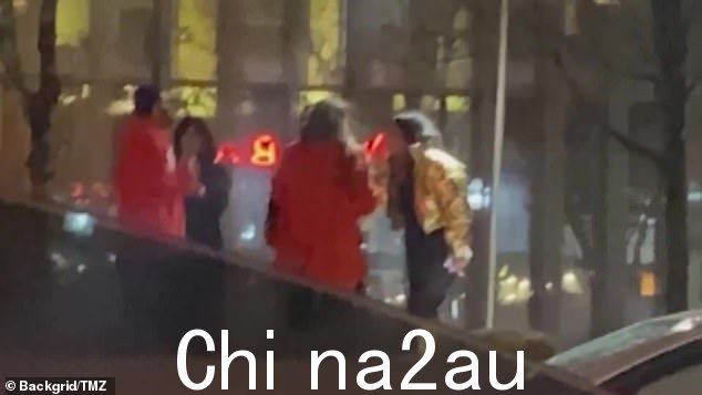 变得丑陋:身着金色夹克的 Jen Shah 被拍到在盐湖城市中心与家人进行公开尖叫比赛