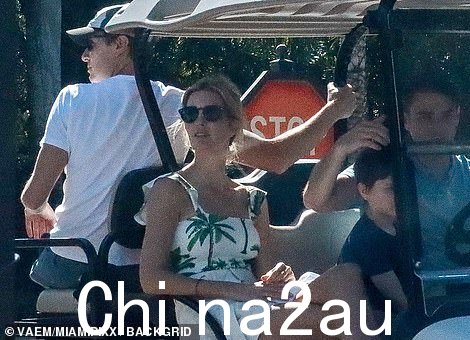 童话般的户外仪式于下午 5 点开始,幸福的新娘沿着过道走向杜鹃花装饰的拱门——数以千计的粉红色、蓝色和白色花朵绽放。周一看到伊万卡和杰瑞德