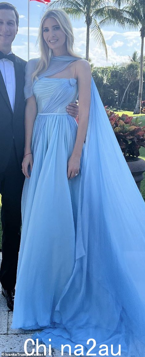 这位 41 岁的女士选择了一件由黎巴嫩设计师 Elie Saab 设计的无肩带及地浅蓝色礼服——这与格蕾丝 67 年前在1955 年阿尔弗雷德希区柯克浪漫惊悚片
