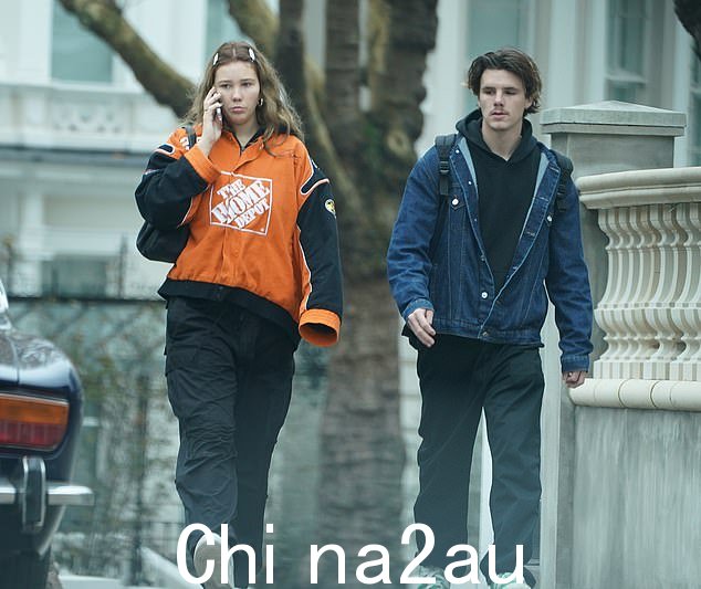 外出走动:Cruz Beckham 周一在伦敦与女友 Tana Holding 低调外出时一副随意的样子