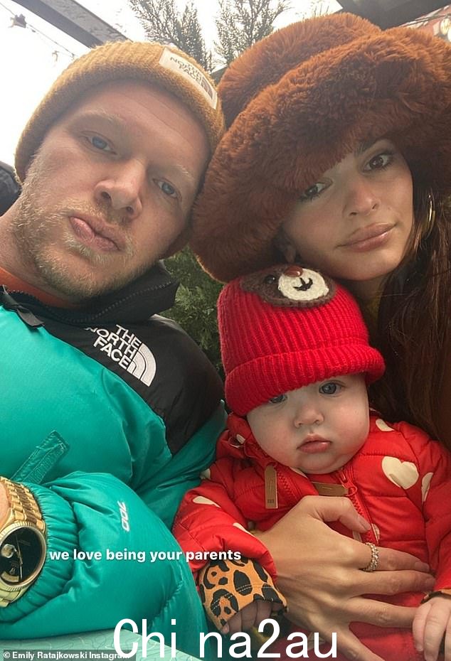 例如:Emily 与丈夫 Sebastian Bear-McClard 分手7 月 - 这对夫妇与儿子 Sylvester