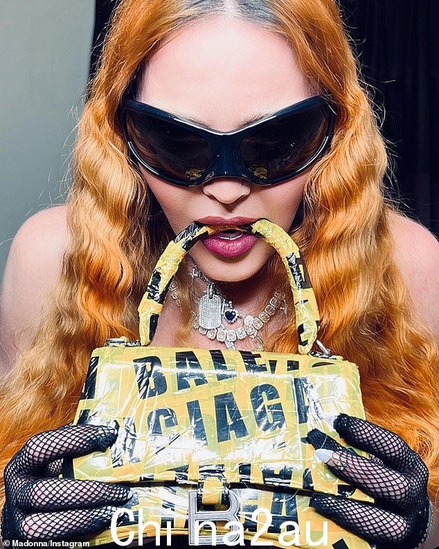 咬:她把价值 3.1K 美元的 Balenciaga 手袋的手柄放在e in her mouth