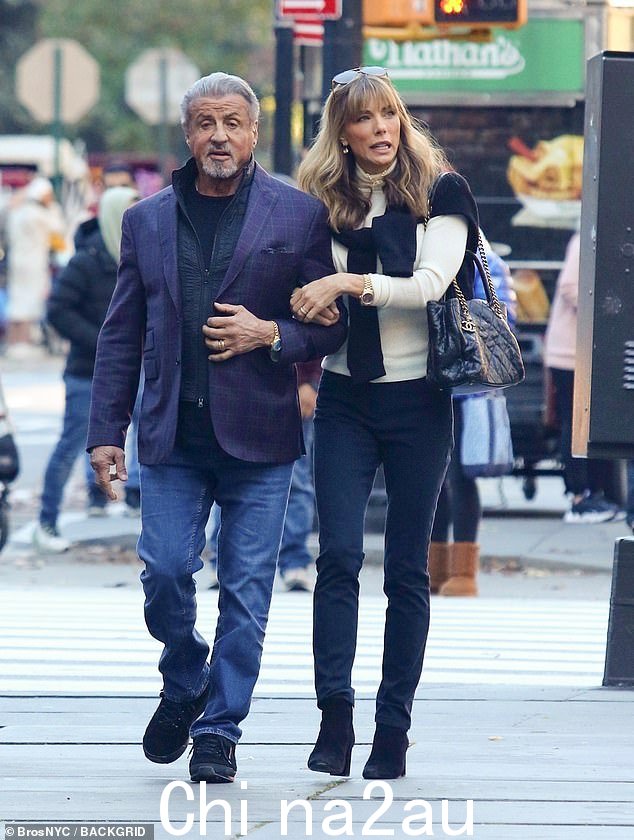 Dashing:Tulsa King 演员 Stallone 身穿紫色粗花呢西装外套搭配黑色 T 恤、拉链夹克和牛仔裤