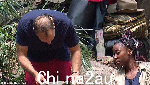 野兽目击:在一只蝎子刺入他的手指后,该节目的医务人员对这位保守党议员进行了治疗 ¿ 但对马特来说幸运的是,这不是致命的蜇伤