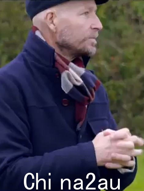 六个月前,Jonnie 分享了新一集 Escape to the Country 的预告片。粉丝和观众表达了对他的健康的担忧 - 但主持人秘密生病并接受化疗和其他治疗