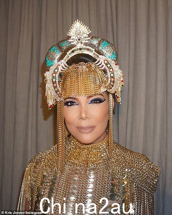Kris 是穿着重金属裙子和头饰的金色女孩,饰演克利奥帕特拉。 Cleopatra VII Philopator 是公元前 51 年至公元前 30 年埃及托勒密王国的女王,也是其最后一位活跃的统治者
