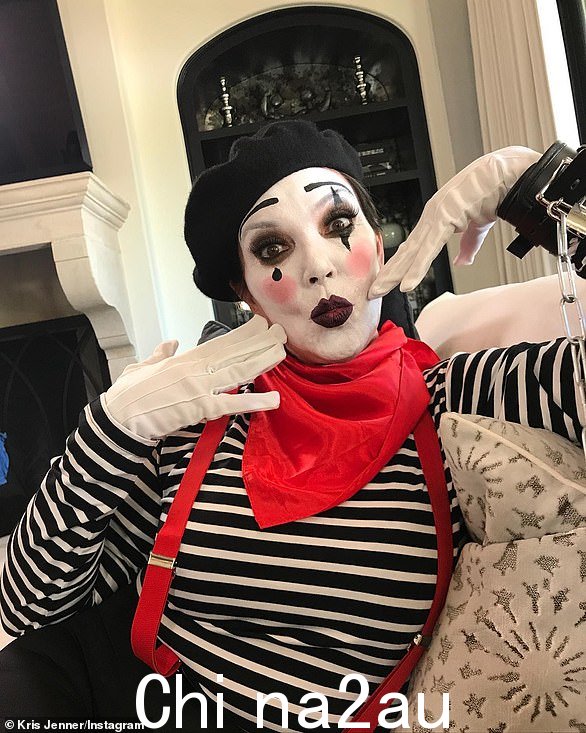 Kris 完成了精致的面部彩绘,并在她工作时添加了一顶贝雷帽re white gloves