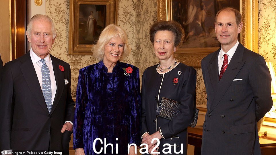 安妮公主和爱德华王子被添加为国务顾问,可以在国王无法执行公务时代理他。图为:11 月 2 日,查尔斯国王(左)、卡米拉王妃(左二)、安妮公主、皇家公主(右二)和威塞克斯伯爵爱德华王子(右)在白金汉宫接待 GB 东京奥运会奖牌获得者