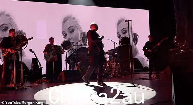 Hitmaker: Morrissey 曾在加利福尼亚的舞台上表演,然后才决定天气太冷无法继续