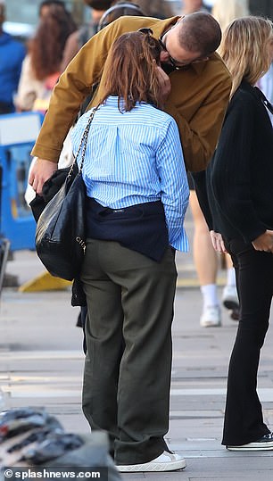 他是电影导演 Jamie Childs,35 岁,两人在北伦敦散步时停下来接吻(如图)