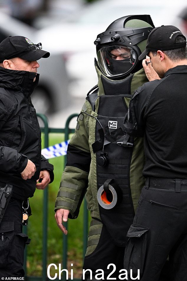 炸弹小队在警方在车辆中发现枪支和“可疑物品”后,d 被叫到维多利亚车祸现场