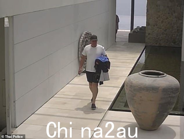 CCTV 捕捉到 Warne 随意漫步的画面在拜访了他最喜欢的裁缝后,别墅里拿着几件衬衫,这是最后一次看到他活着