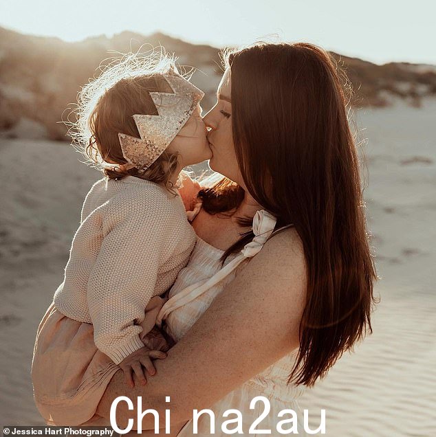 珀斯的母亲(如图)说,自从呼叫中心接线员说澳洲航空没有法律规定让她和她两岁的孩子坐在一起后,她就一直感到焦虑