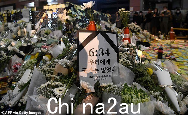 警方在当地时间下午 6 点 30 分后不久接到了一个忧心忡忡的狂欢者打来的第一个电话,这比致命的撞车事件发生前几个小时(如图,带有第一个电话时间的纪念馆)