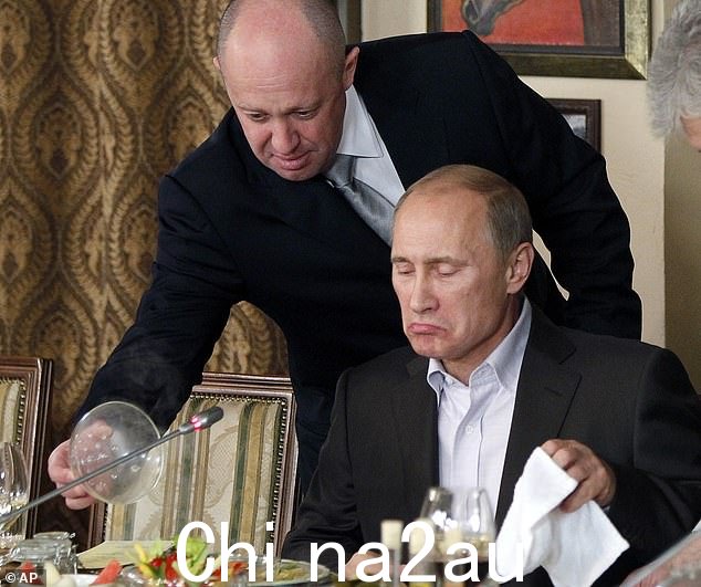 Wagner 集团由俄罗斯商人 Yevgeny Prigozhin 领导,如图2011 年这里为弗拉基米尔·普京提供食物