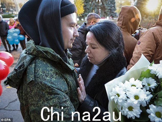 自称为顿涅茨克人民共和国 (DPR) 的领导人 Denis Pushilin 和亲属在 Amvrosievka 会见了九名军人。战俘描述了投降后和审讯时面部和身体遭到拳打脚踢的经历